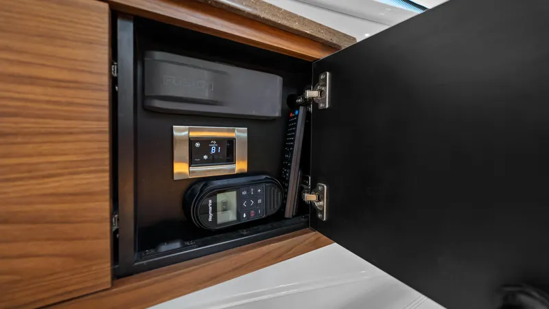 Aventura Yacht Photos Pics Boston Whaler 32 - O Sea D - Electronics