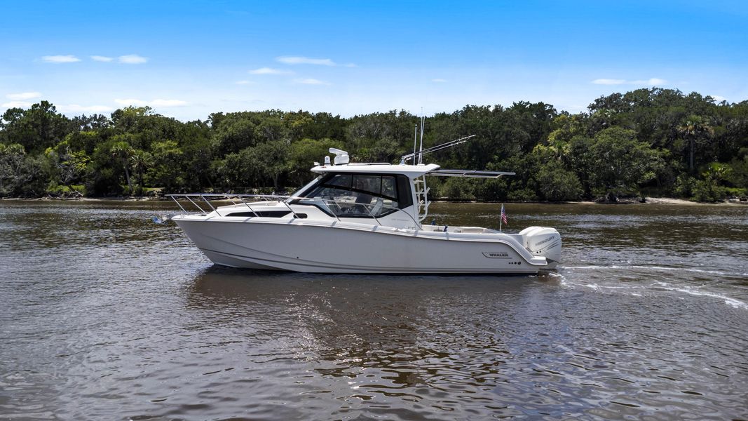 2020 Boston Whaler 325 Conquest