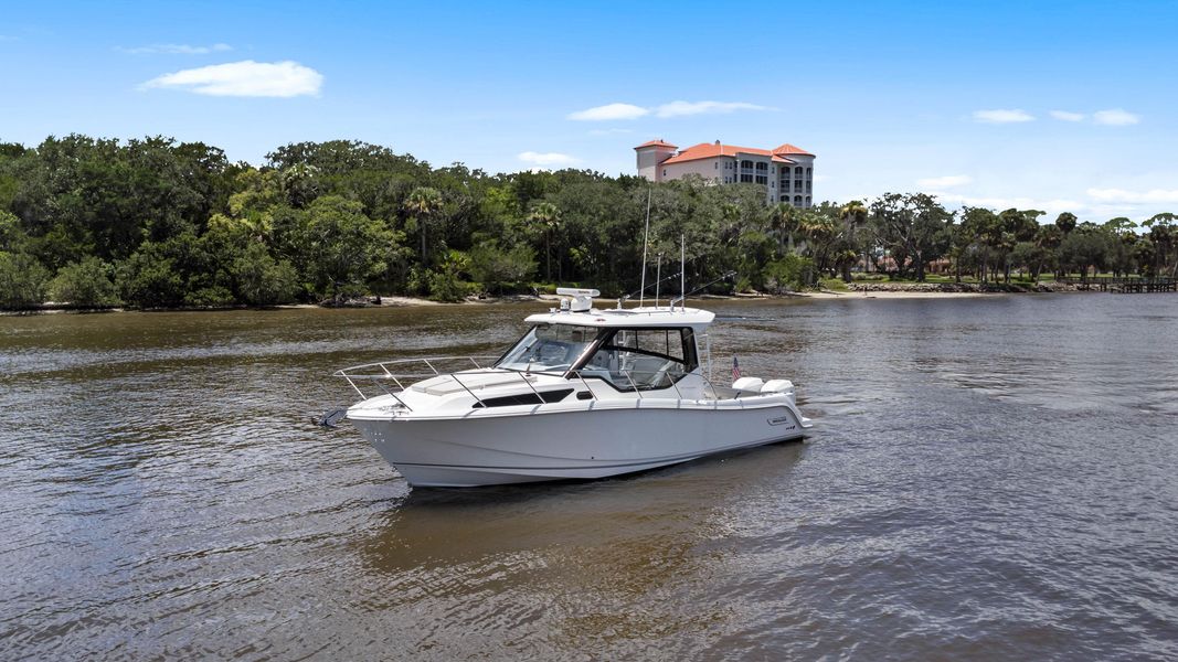 2020 Boston Whaler 325 Conquest