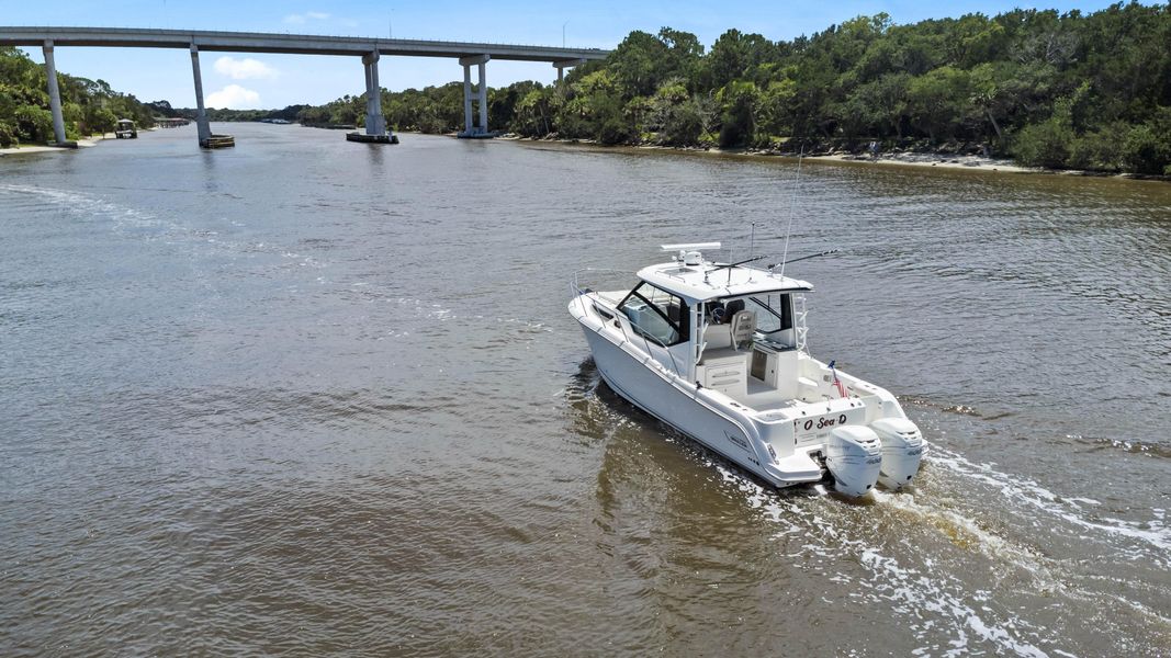 2020 Boston Whaler 325 Conquest