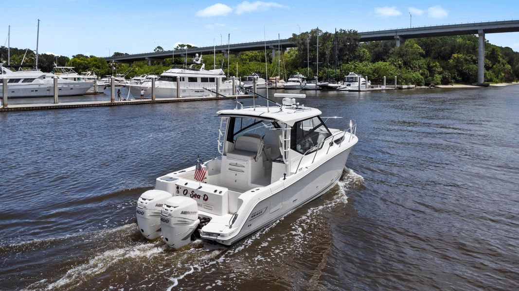 2020 Boston Whaler 325 Conquest