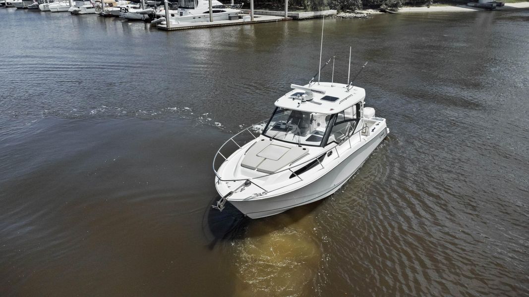 2020 Boston Whaler 325 Conquest