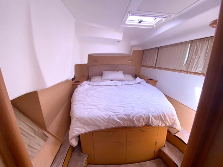  Yacht Photos Pics aft double bed and natural light.