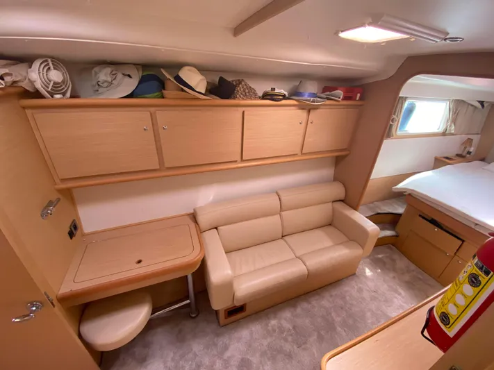  Yacht Photos Pics owners desk