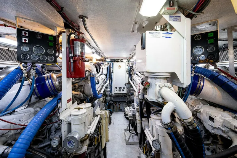 Enchantress Yacht Photos Pics 1997 Hatteras 65 Convertible - Image 71