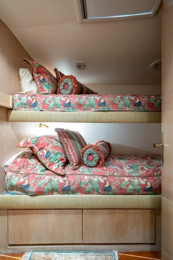 Enchantress Yacht Photos Pics 1997 Hatteras 65 Convertible - Image 44