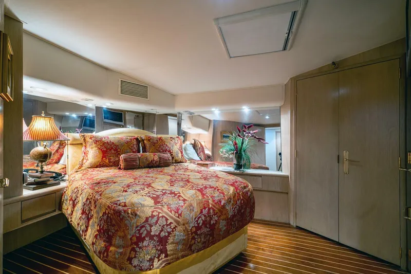 Enchantress Yacht Photos Pics 1997 Hatteras 65 Convertible - Image 31