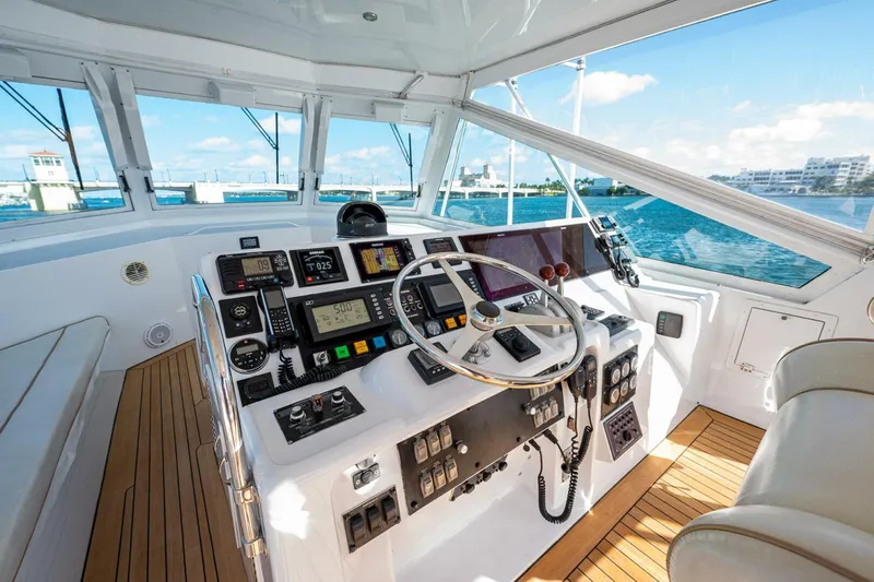 Enchantress Yacht Photos Pics 1997 Hatteras 65 Convertible - Image 56