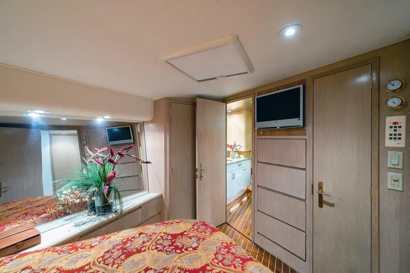 Enchantress Yacht Photos Pics 1997 Hatteras 65 Convertible - Image 34