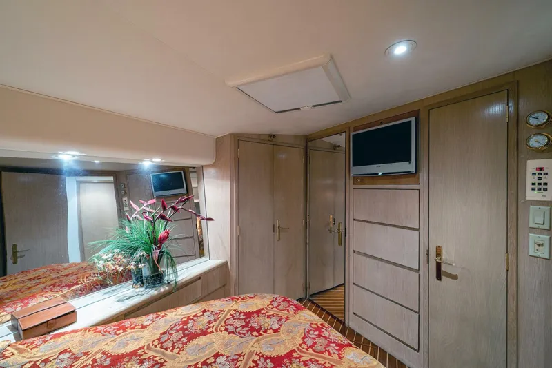 Enchantress Yacht Photos Pics 1997 Hatteras 65 Convertible - Image 33