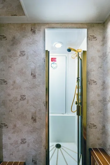 Enchantress Yacht Photos Pics 1997 Hatteras 65 Convertible - Image 49