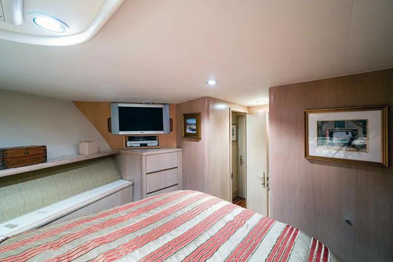 Enchantress Yacht Photos Pics 1997 Hatteras 65 Convertible - Image 40