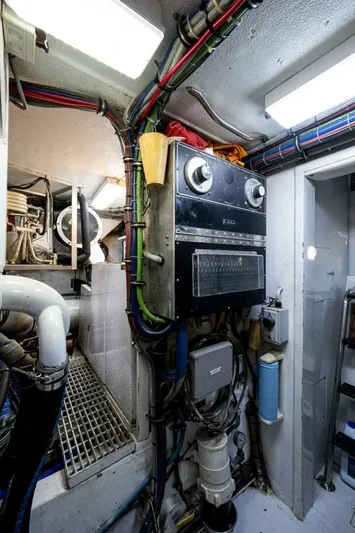 Enchantress Yacht Photos Pics 1997 Hatteras 65 Convertible - Image 69