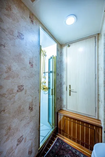 Enchantress Yacht Photos Pics 1997 Hatteras 65 Convertible - Image 48