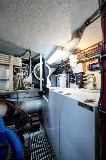 Enchantress Yacht Photos Pics 1997 Hatteras 65 Convertible - Image 70