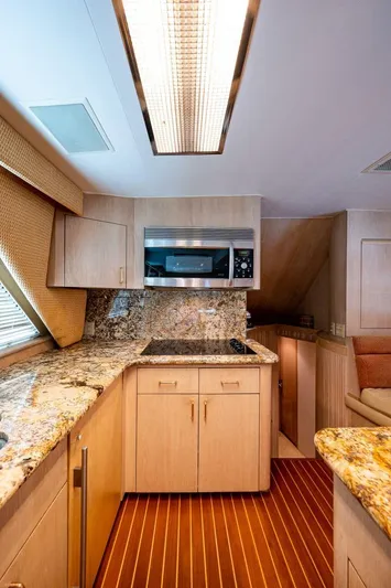 Enchantress Yacht Photos Pics 1997 Hatteras 65 Convertible - Image 27