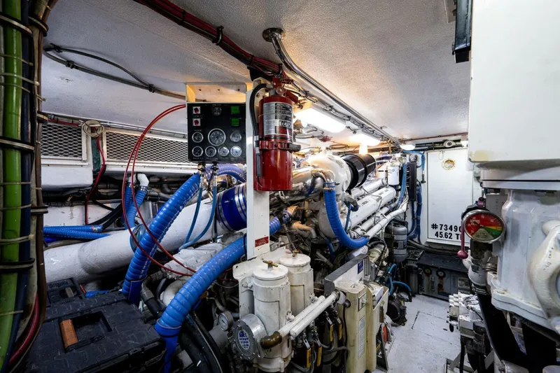 Enchantress Yacht Photos Pics 1997 Hatteras 65 Convertible - Image 72