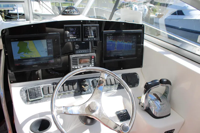  Yacht Photos Pics 2006 Boston Whaler - Helm