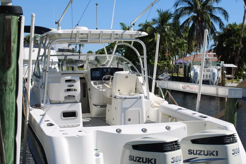  Yacht Photos Pics 2006 Boston Whaler - Exterior profile on the water