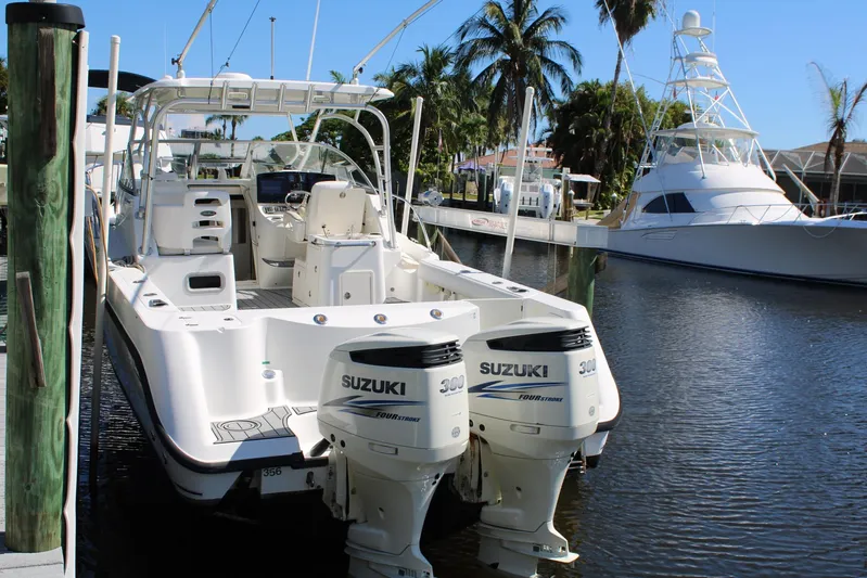  Yacht Photos Pics 2006 Boston Whaler - Exterior profile on the water
