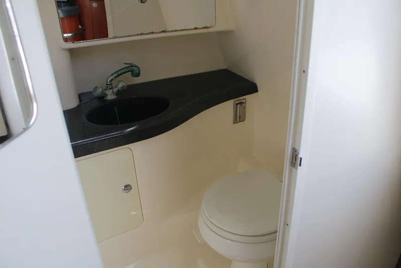  Yacht Photos Pics 2006 Boston Whaler - Head