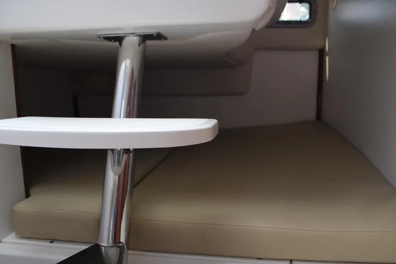  Yacht Photos Pics 2006 Boston Whaler - Cabin