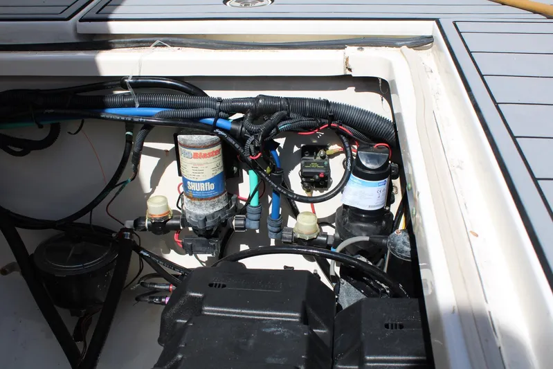  Yacht Photos Pics 2006 Boston Whaler - Engines