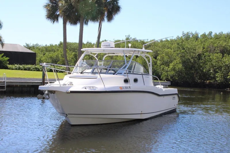 Yacht Photos Pics 2006 Boston Whaler - Exterior profile on the water