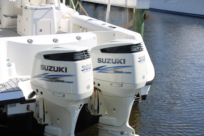  Yacht Photos Pics 2006 Boston Whaler - Exterior profile on the water