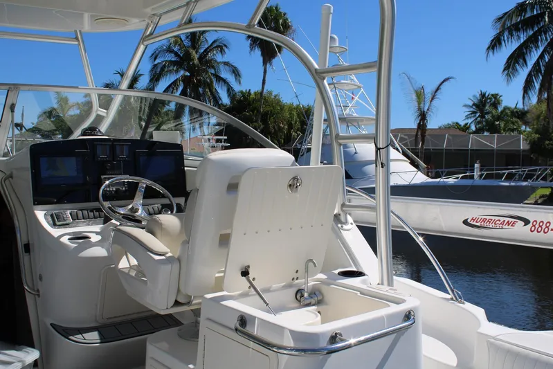  Yacht Photos Pics 2006 Boston Whaler - Helm