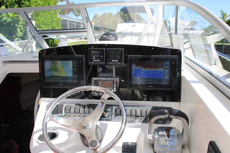  Yacht Photos Pics 2006 Boston Whaler - Helm