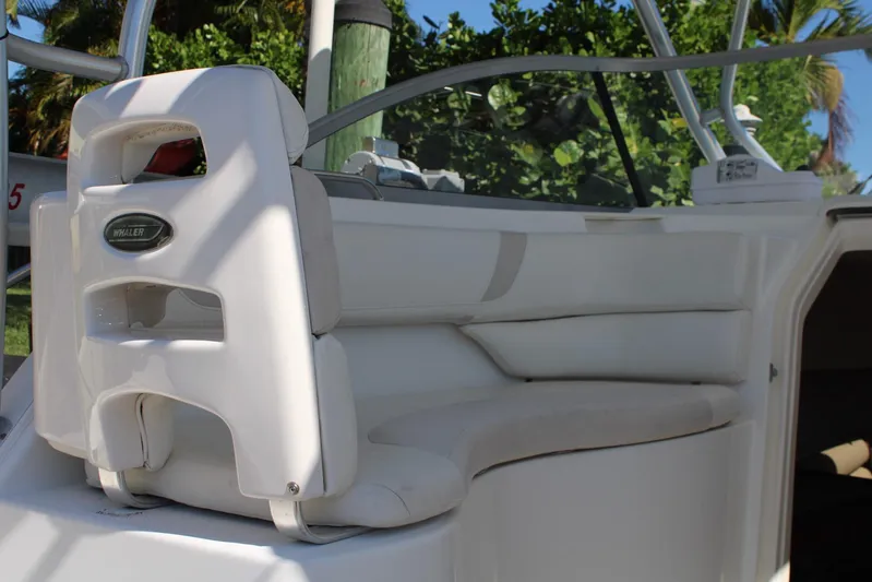  Yacht Photos Pics 2006 Boston Whaler - Helm