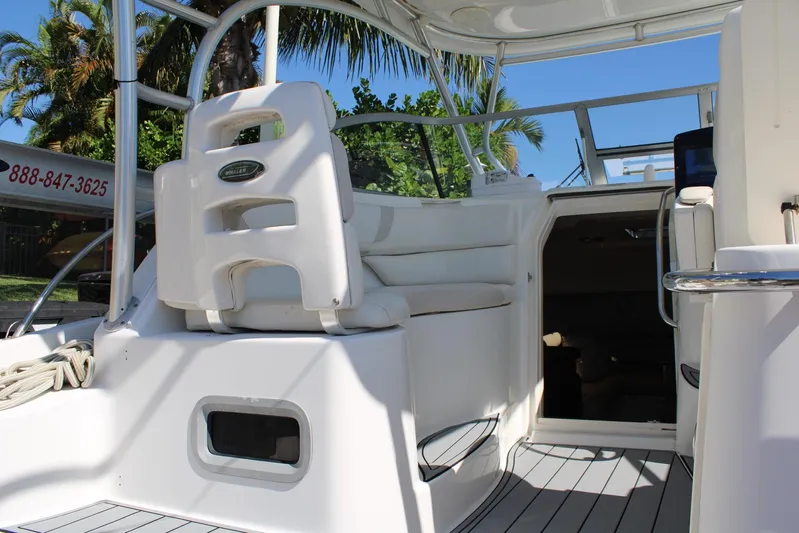  Yacht Photos Pics 2006 Boston Whaler - Helm