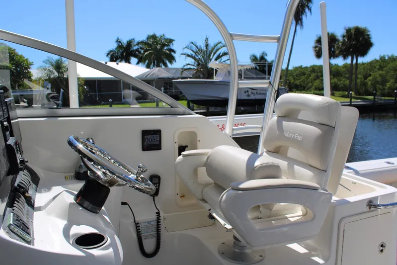  Yacht Photos Pics 2006 Boston Whaler - Helm