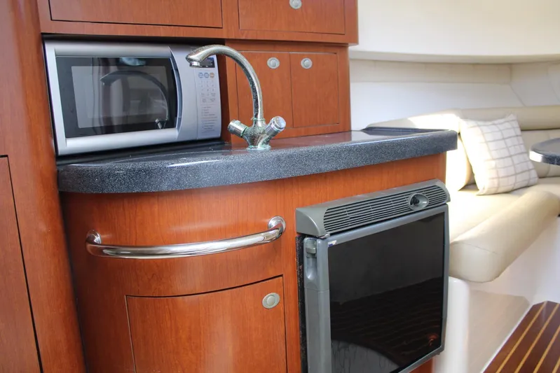  Yacht Photos Pics 2006 Boston Whaler - Cabin