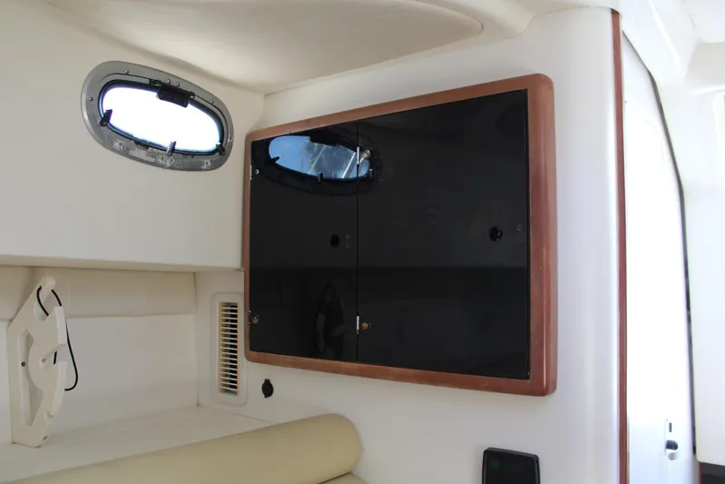  Yacht Photos Pics 2006 Boston Whaler - Cabin