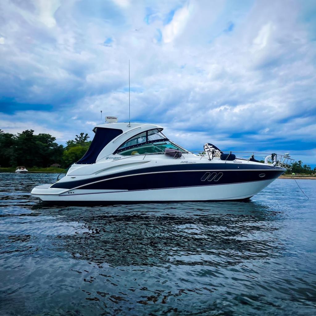 Cruisers Yachts 360 Express