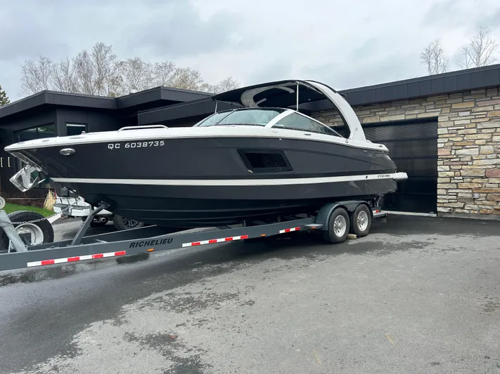  Yacht Photos Pics 2018 Four Winns Horizon H290 boat on trailer, parked outside modern building.