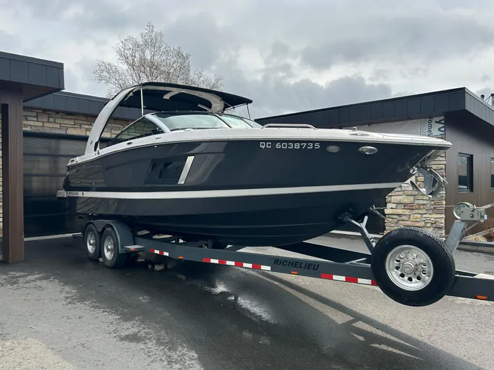  Yacht Photos Pics 2018 Four Winns Horizon H290 boat on trailer, parked outdoors.
