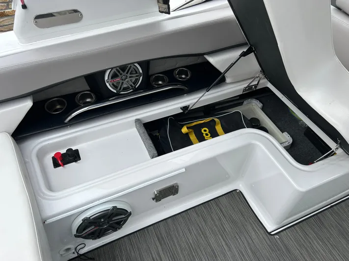  Yacht Photos Pics 2018 Four Winns Horizon H290 boat storage compartment with speaker and accessories.