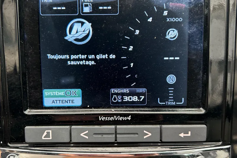  Yacht Photos Pics Display screen of 2018 Four Winns Horizon H290 boat, showing engine hours and safety message.