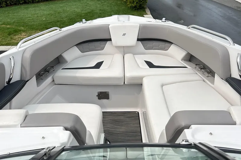  Yacht Photos Pics 2018 Four Winns Horizon H290 boat interior with luxurious seating and modern design.