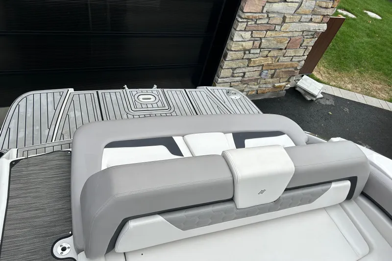  Yacht Photos Pics 2018 Four Winns Horizon H290 boat with gray and white seating and deck.