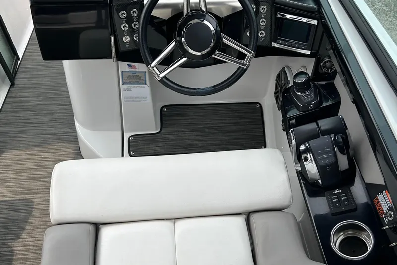  Yacht Photos Pics 2018 Four Winns Horizon H290 boat cockpit with steering wheel and controls.