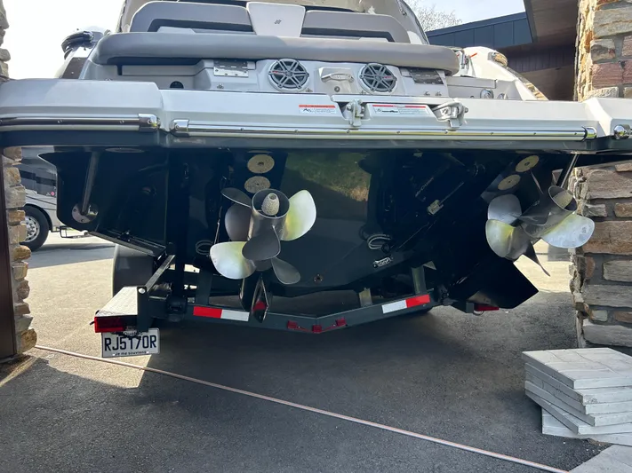  Yacht Photos Pics 2018 Four Winns Horizon H290 boat on trailer, rear view showing dual propellers.