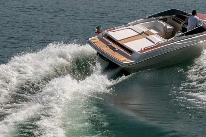 Ecoline Marine Ecolux 850 boat cruising on water, 2022 model.
