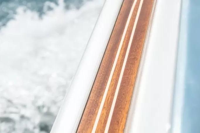 Close-up of Ecoline Marine Ecolux 850 boat railing, 2022 model, with ocean waves in background.