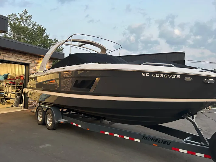  Yacht Photos Pics 2018 Four Winns Horizon H290 boat on trailer, parked outdoors.