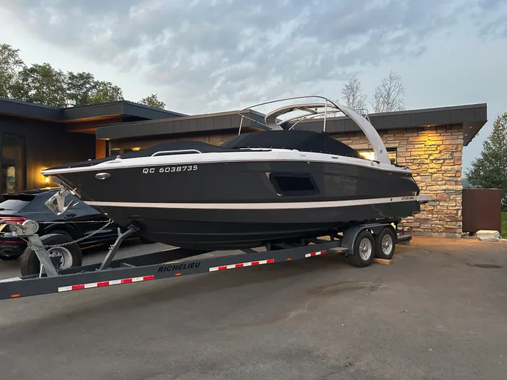  Yacht Photos Pics 2018 Four Winns Horizon H290 boat on trailer, parked outside modern building.