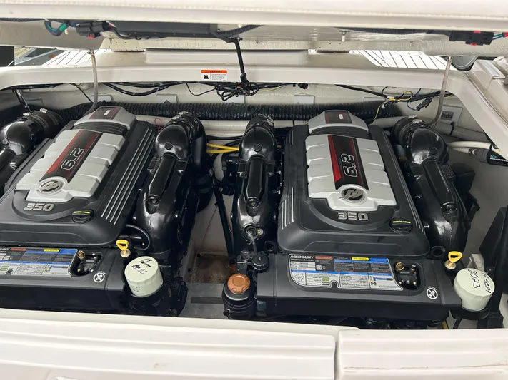  Yacht Photos Pics 2018 Four Winns Horizon H290 boat engine compartment with twin 350 horsepower engines.